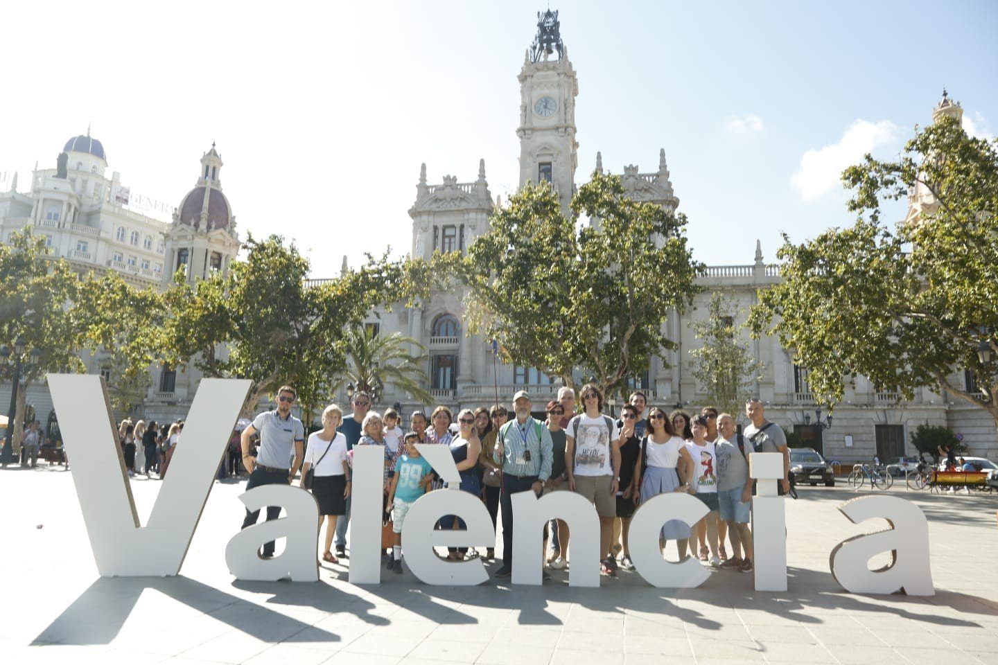 valencia scritta in plaza del Ayuntamiento con gruppo