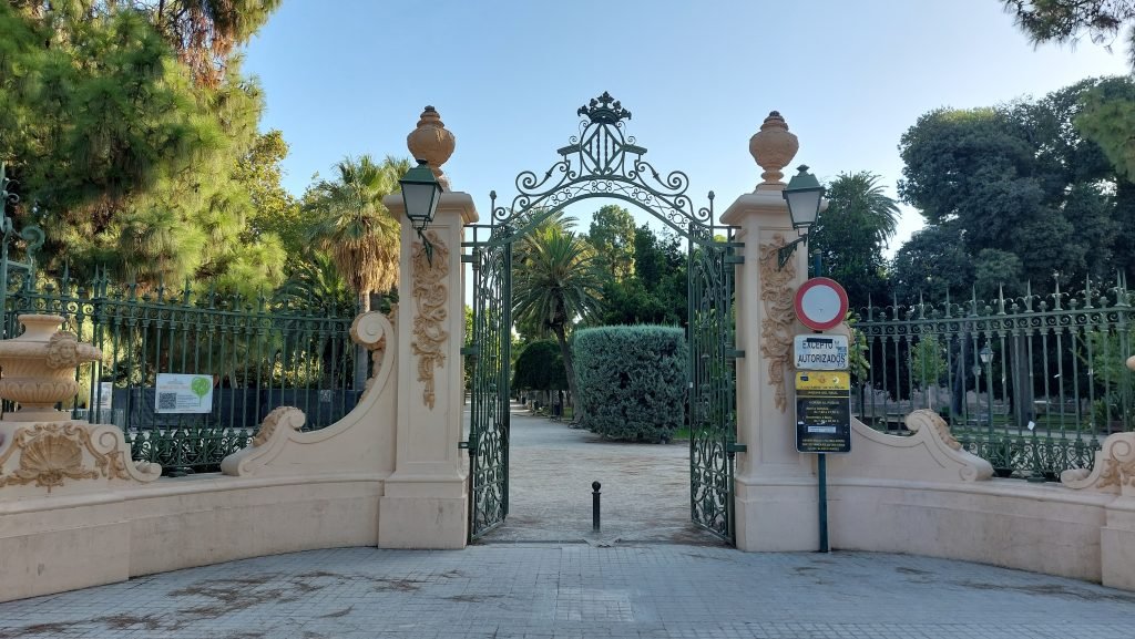 porta dei giardini del Real. Uno dei programmi su cosa fare a Valencia gratis