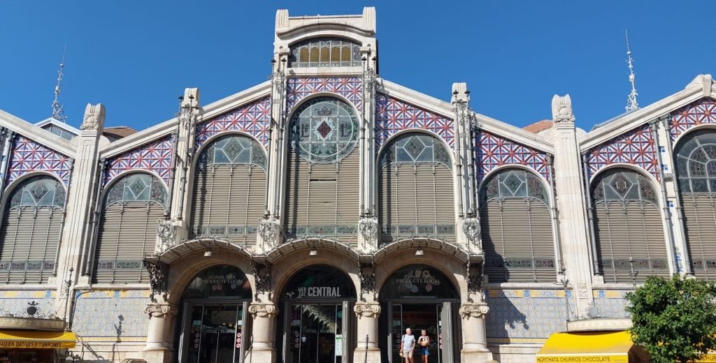 Mercato centrale di Valencia: faccaita principale con le sue tipiche finestre e ceramiche