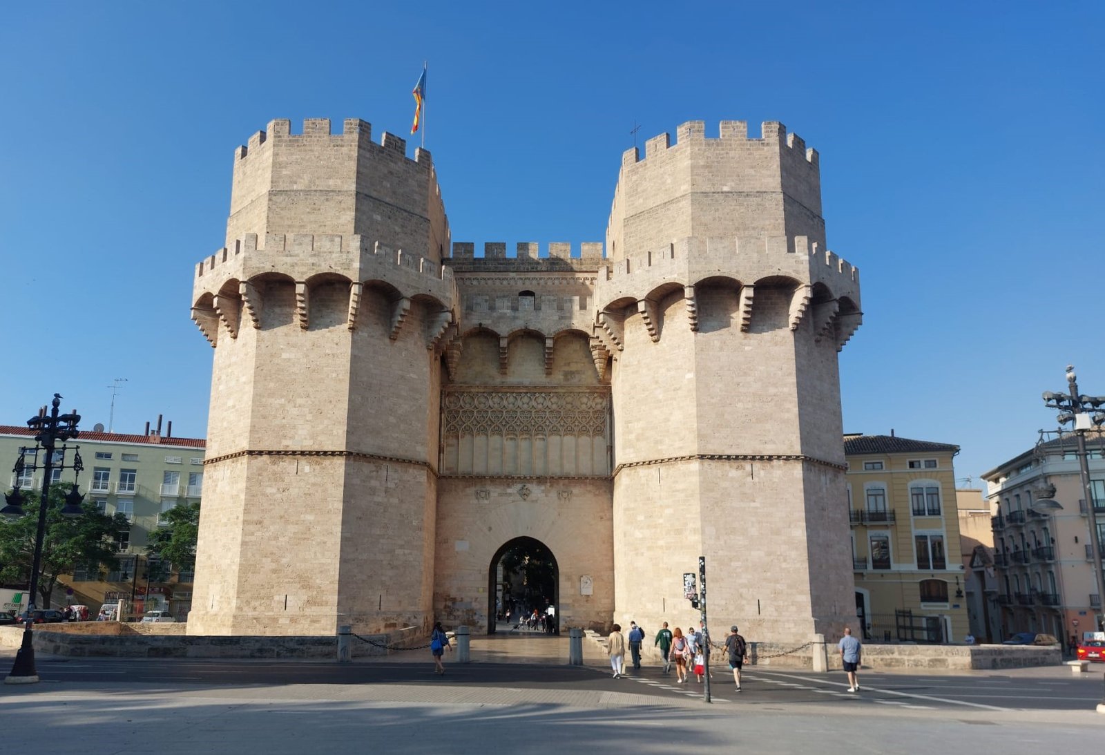 Valencia: una guida completa iniziando dalle Torri di Serranos