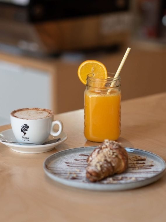 colazione a Mora caffé: espresso, cornetto e spremuta d'arancia valenciana