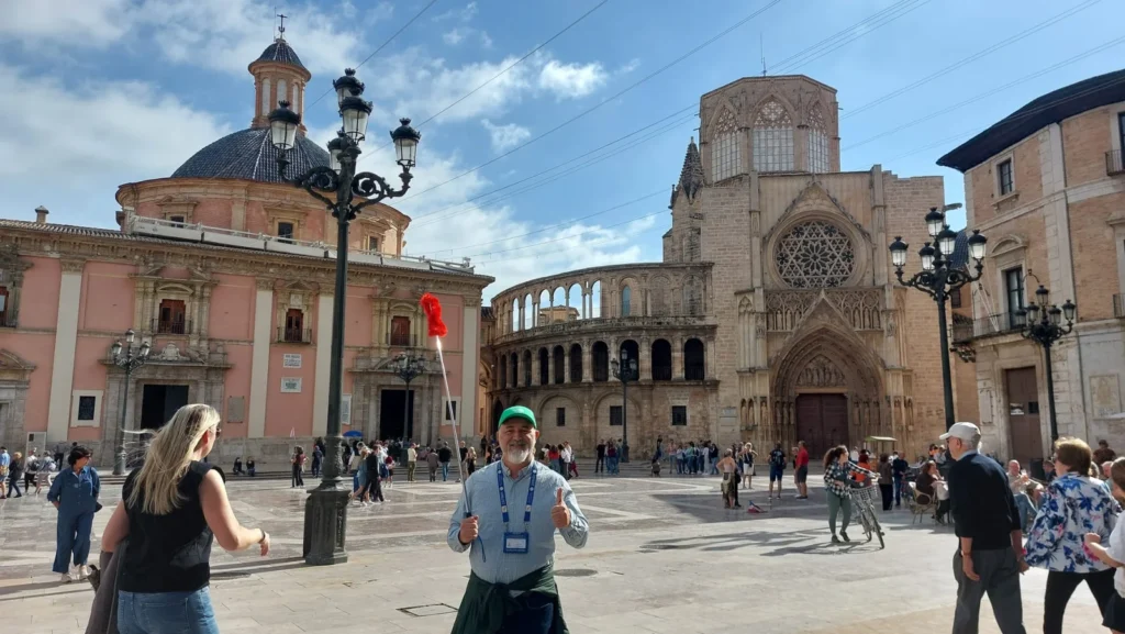 Guida italiana Valencia davanti alla Cattedrale di Valencia