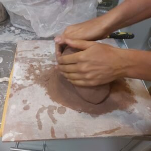 mani di Adriana lavorando la ceramica