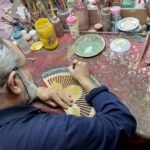 Artigiani a Valencia - arigiano dipingendo i ventagli a mano